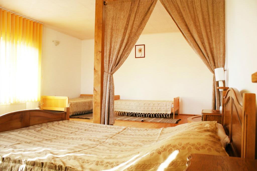 Casa Fortyogo Tîrgu Secuiesc الغرفة الصورة